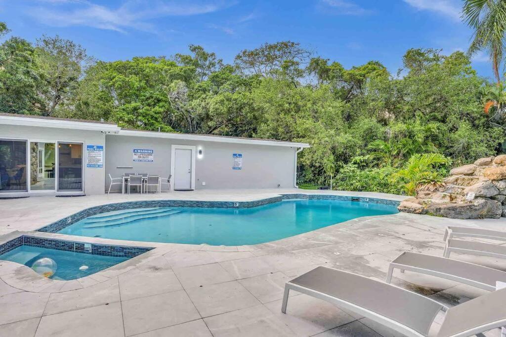 Rare Hidden Getaway Heated Pool 1.5 Acres! Sleeps 16 Villa Fort Lauderdale Dış mekan fotoğraf