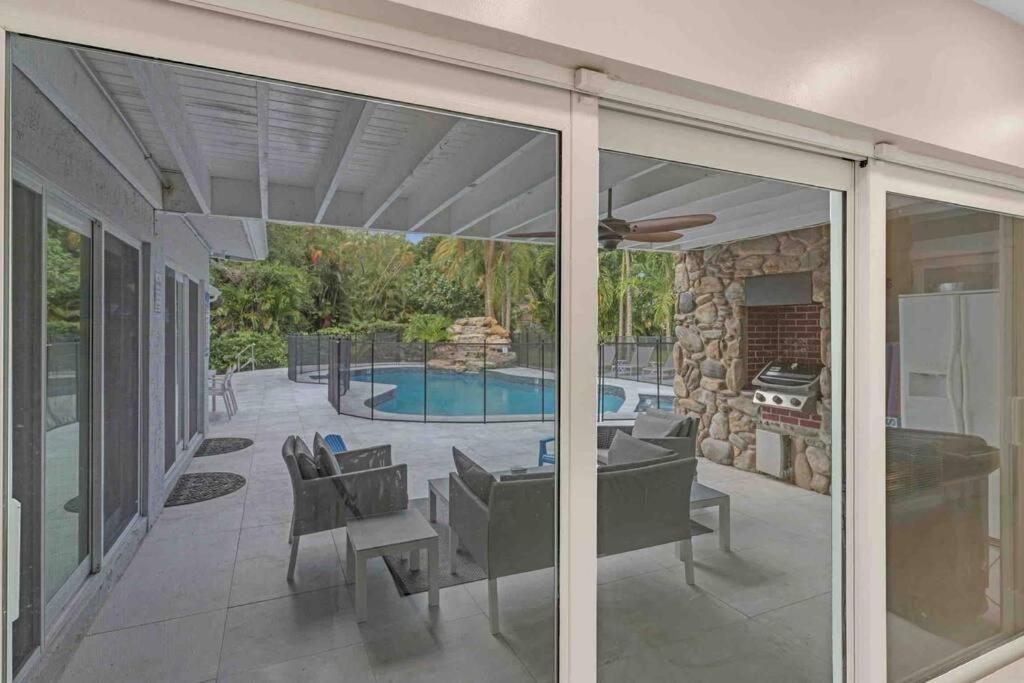 Rare Hidden Getaway Heated Pool 1.5 Acres! Sleeps 16 Villa Fort Lauderdale Dış mekan fotoğraf
