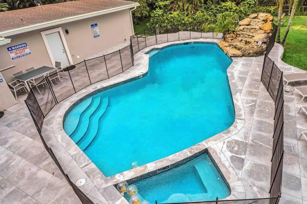 Rare Hidden Getaway Heated Pool 1.5 Acres! Sleeps 16 Villa Fort Lauderdale Dış mekan fotoğraf