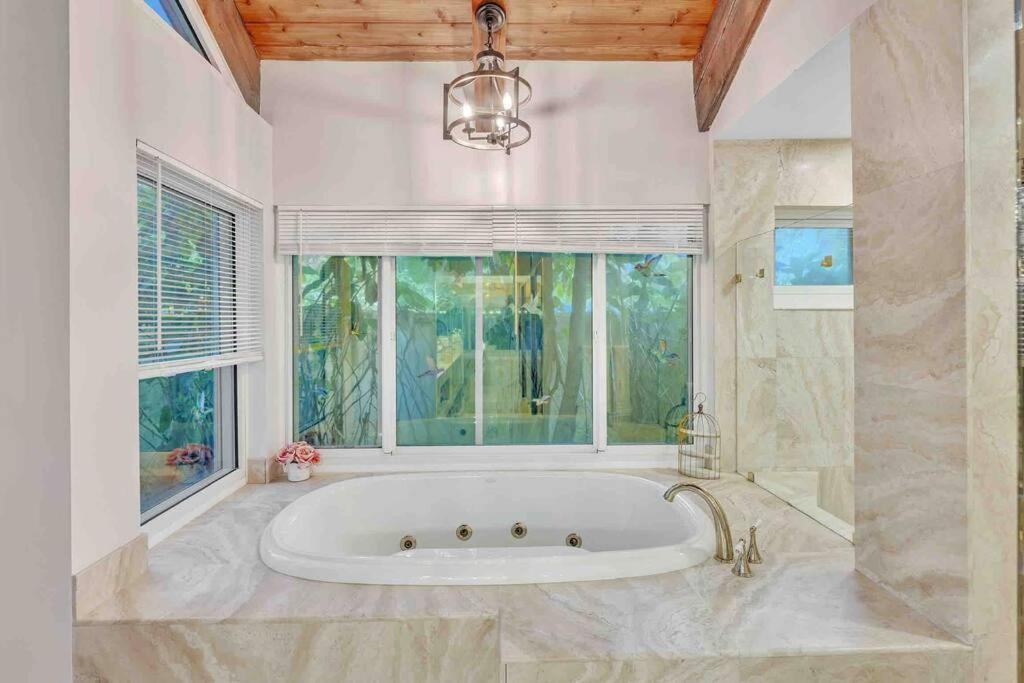 Rare Hidden Getaway Heated Pool 1.5 Acres! Sleeps 16 Villa Fort Lauderdale Dış mekan fotoğraf